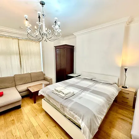 Spacious En Suite Room, Opposite Of Tube Station, 5 Minutes From Oxford Street